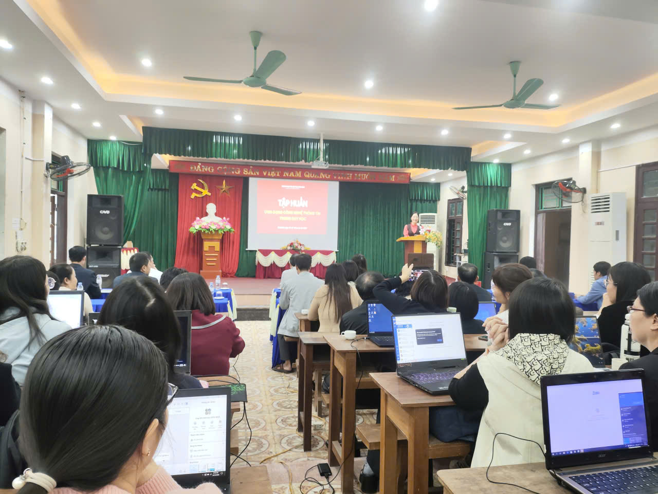 Tập huấn năng lực Chuyển đổi số và Ứng dụng công nghệ AI trong giảng dạy