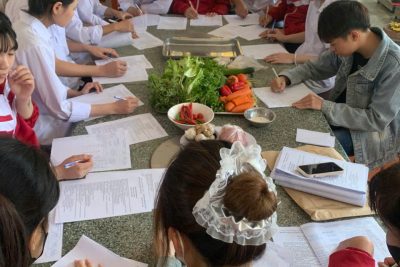 Lớp Trung cấp nghề Chăm sóc sắc đẹp và Chế biến món ăn tổ chức thi và cấp bằng Tốt nghiệp